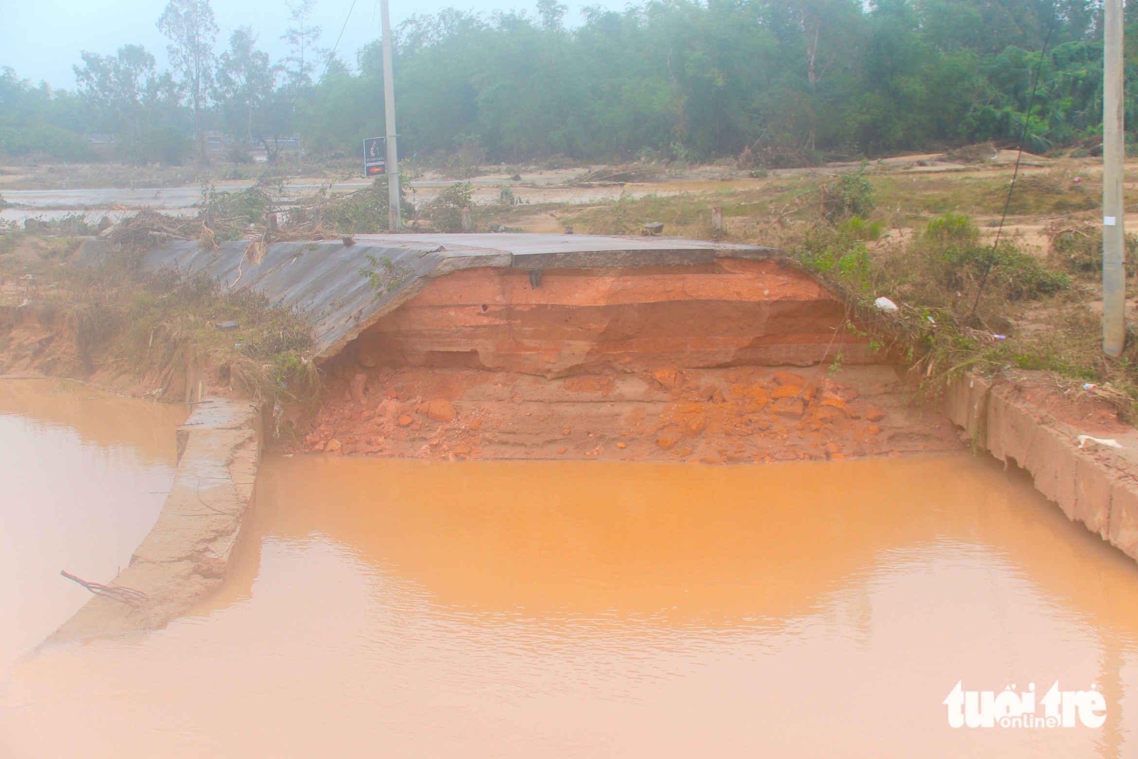 岘港:洪水冲垮连接南福社与会安的交通要道桥梁